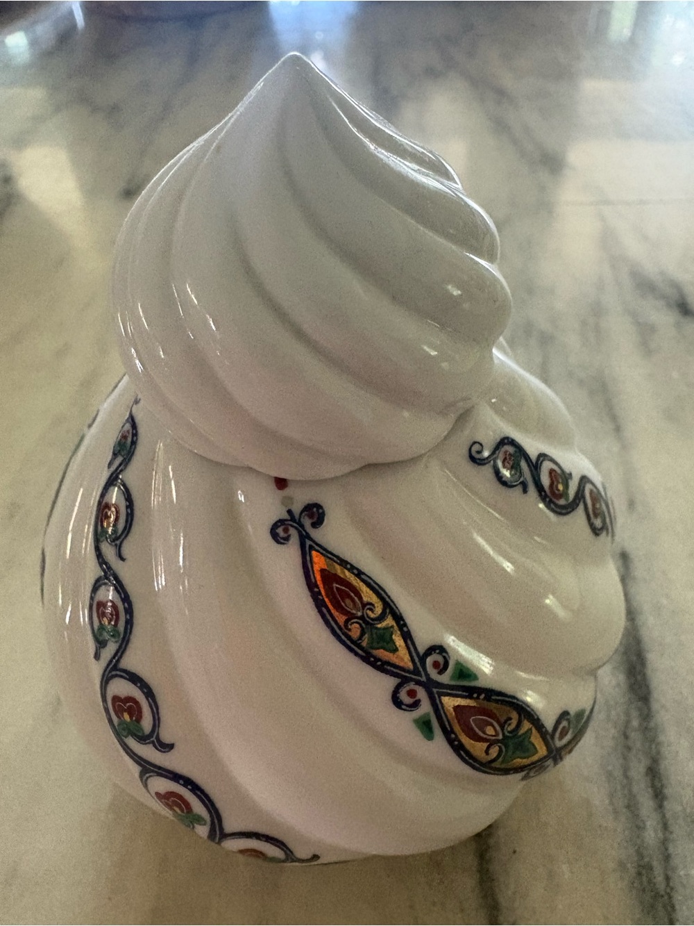 vintage Elizabeth Arden Byzantium
Swirl Porcelain Vanity Jar